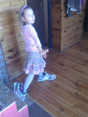 Ewa Łożyńska - Zdjęcia wykonane w niedzielę 10 października 2010 roku przedstawiają moją pięcioletnią córkę Karolinkę, która postanowiła zaprezentować się w 