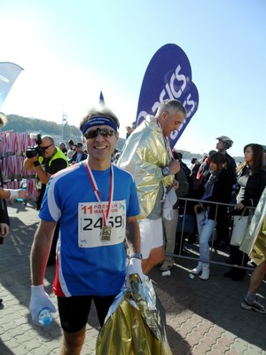 Izabela Andrzejewska - zdjęcie przedstawia mojego męża Jacka szczęśliwego z ukończenia biegu - 11 POZNAŃ MARATON , a wszystko to działo się 10.10.2010 r.