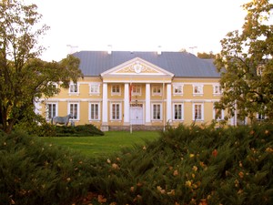 Ewelina Kąkolewska - racocki pałac w jesiennej scenerii
