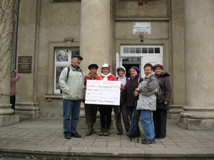 Fot. Maria Schwarz. Grupa studentów z Sekcji Turystycznej  Kościańskiego Uniwersytetu III Wieku, przed pałacem w Kopaszewie.
