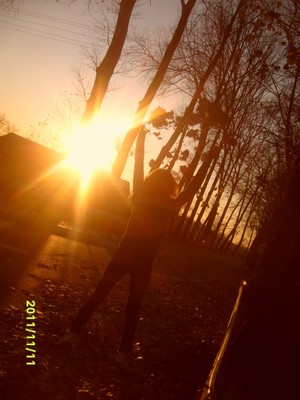 Fot. Maja Marcinkowska ze Świńca (klasa 1bg Zespół Szkół w Krzywiniu). Zdjęcie przedstawia moją trzynastoletnią koleżankę Michalinę w jesiennym nastroju stojącą przy skrzyżowaniu w Świńcu w blasku zachodzącego słońca.